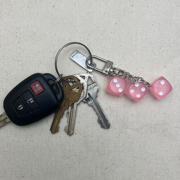 Y2k 2000s vintage style pink dice key chain - Picture 4 of 6